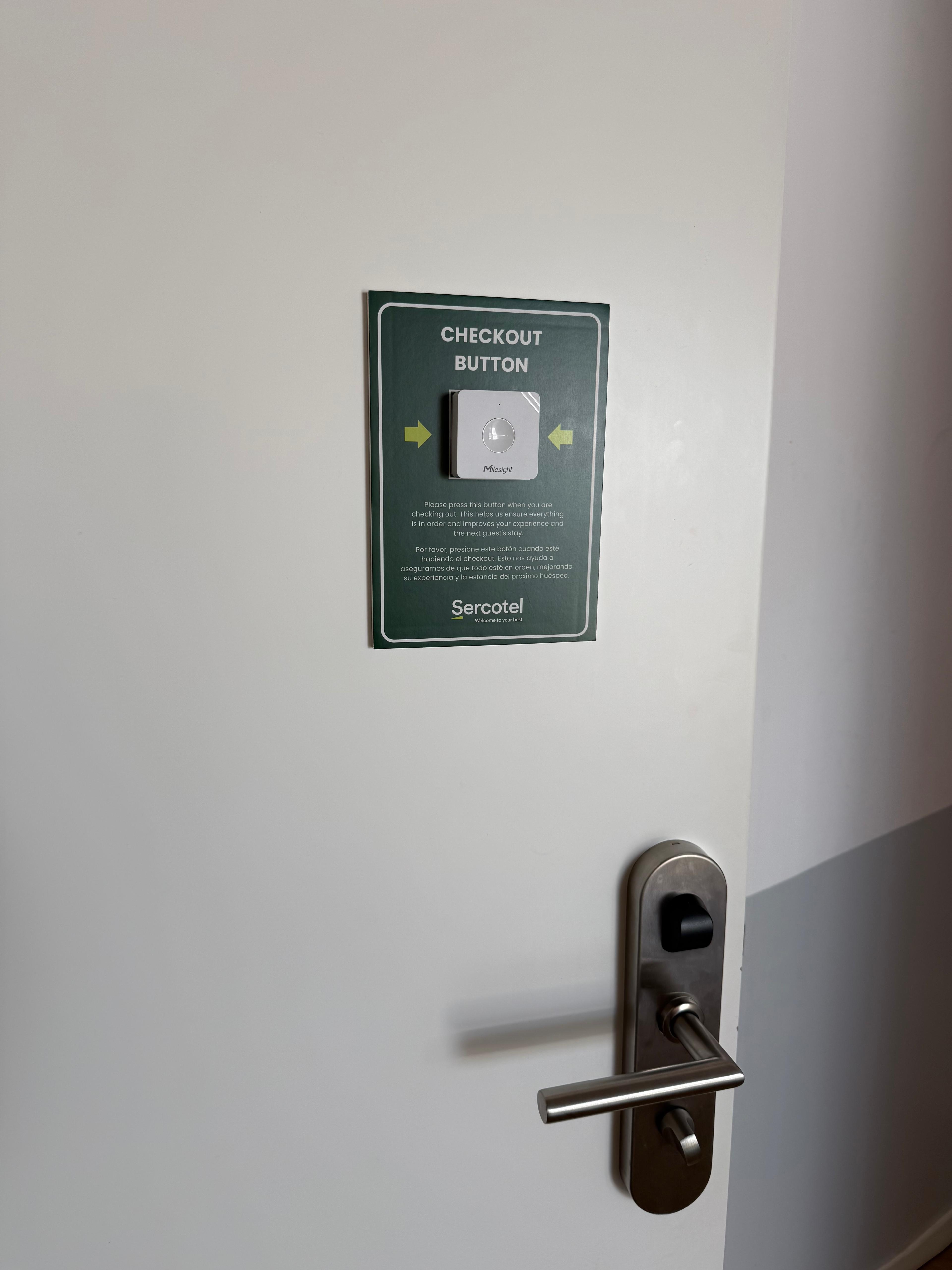 Checkout Button instalado junto al picaporte en una habitación de Sercotel Granada Suites
